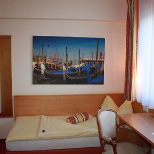 Zimmer mit Kingsize-Bett